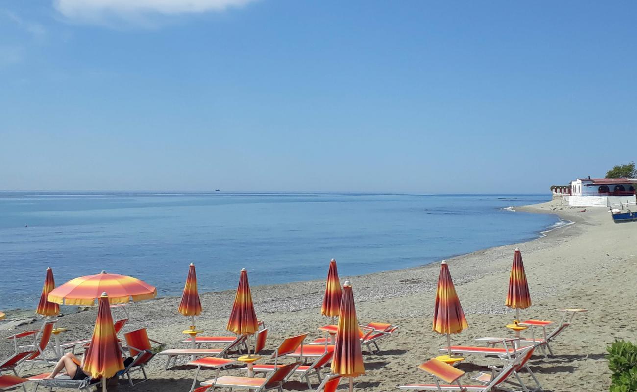 Foto af Spiaggia di Brancaleone med grå fin sten overflade