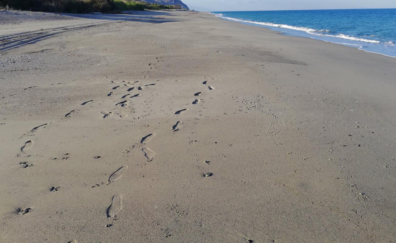 Foto af Spiaggia dello Scoglio Cuzzufri med grå sand overflade