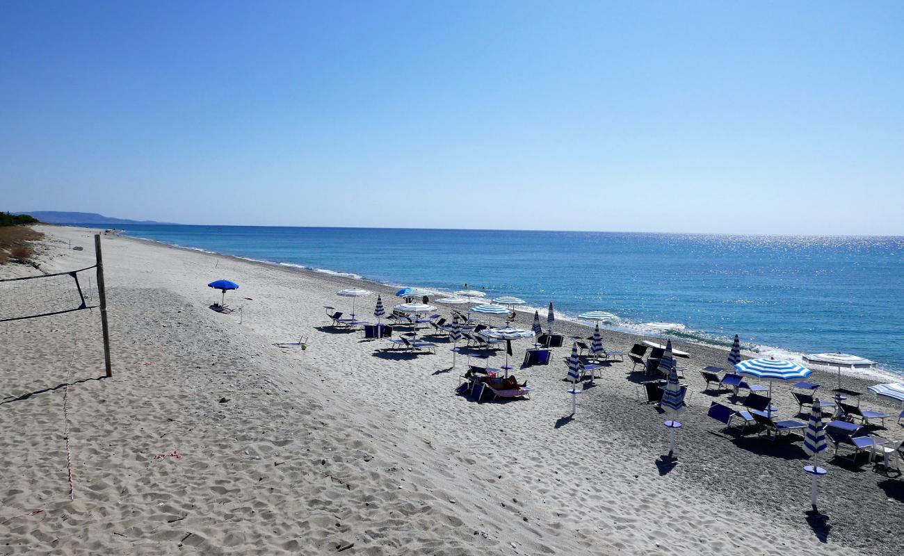 Foto af Portigliola's Beach med gråt sand og småsten overflade