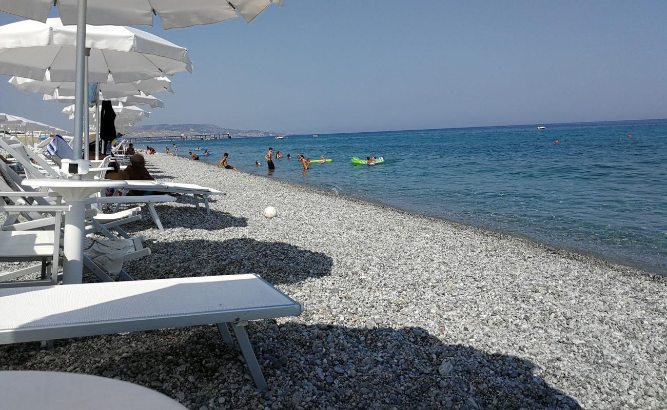 Foto af Siderno beach med gråt sand og småsten overflade