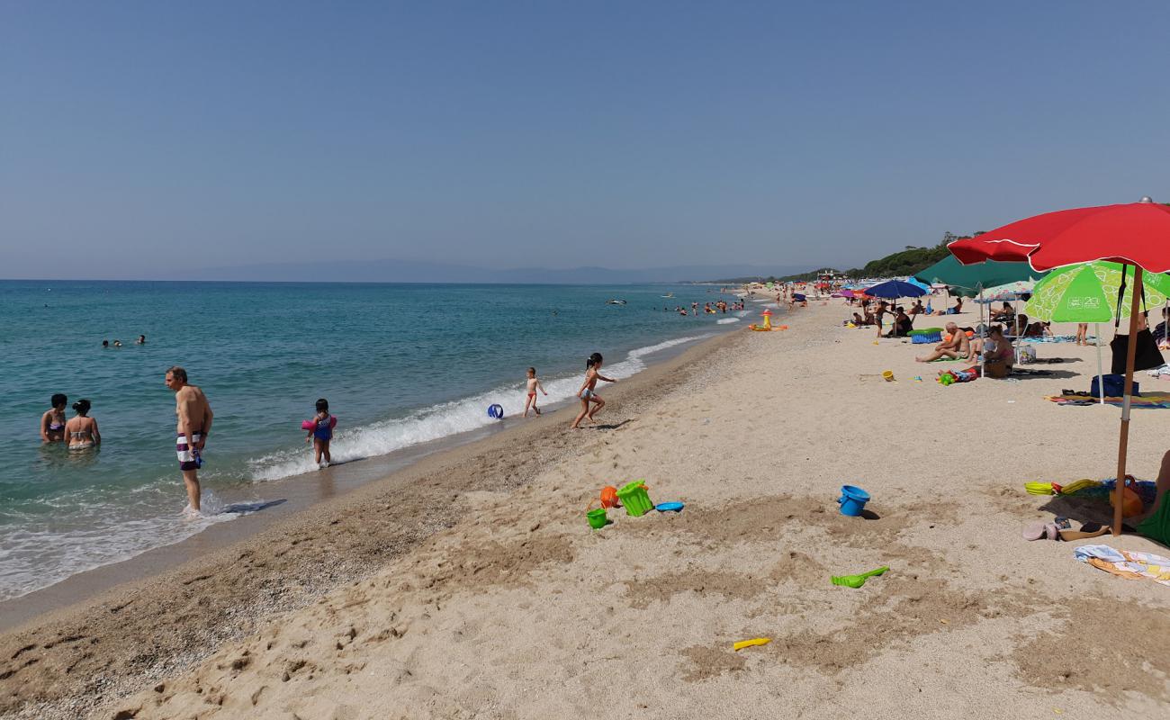 Foto af Villaggio Carrao Strand med lys sand overflade