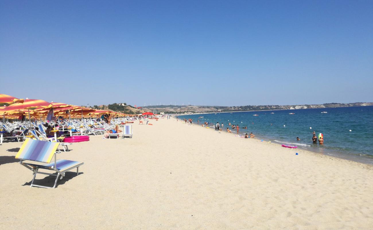 Foto af Rolig Strand med lys sand overflade