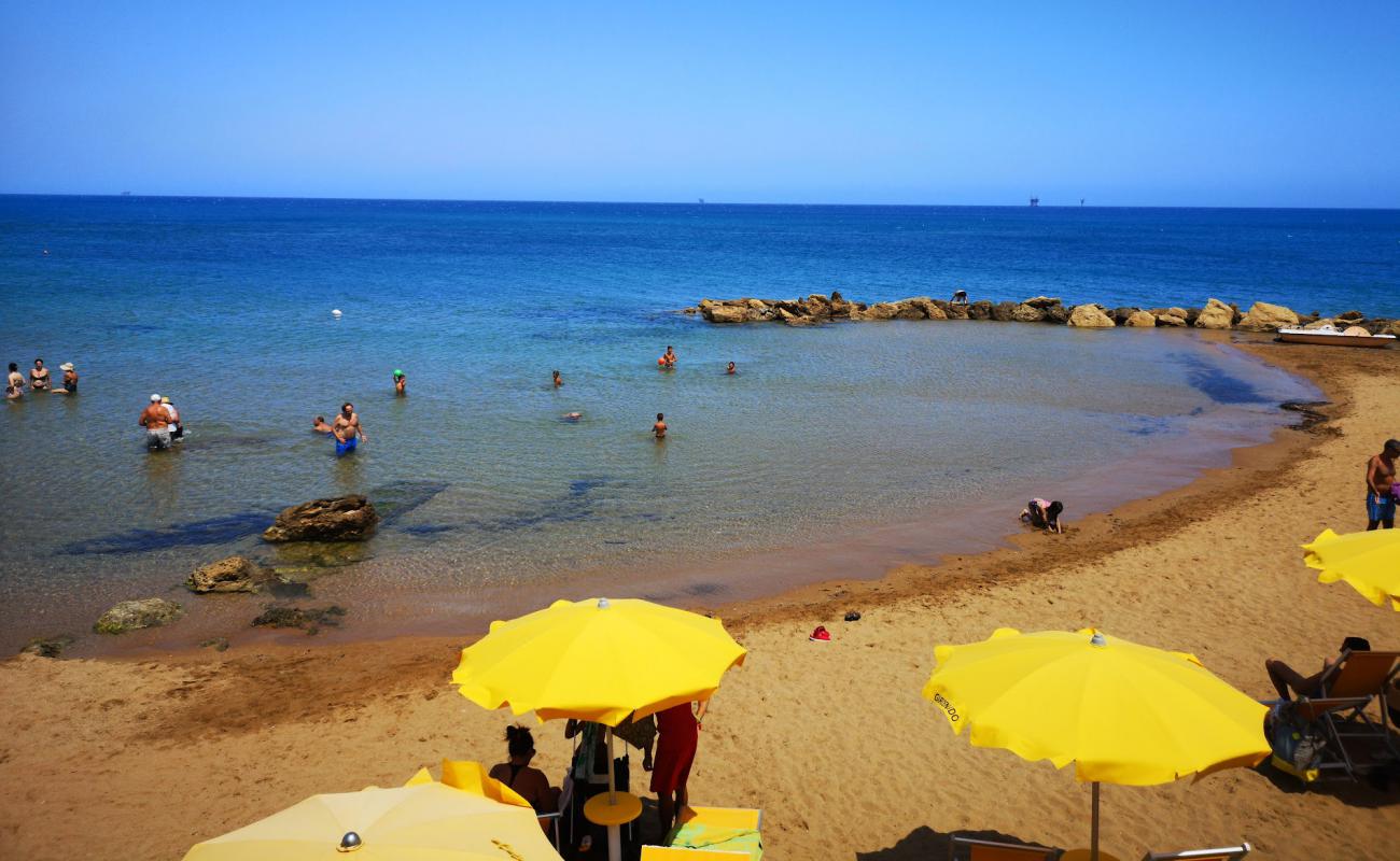 Foto af Spiaggia di Via Makalla med brunt sand overflade