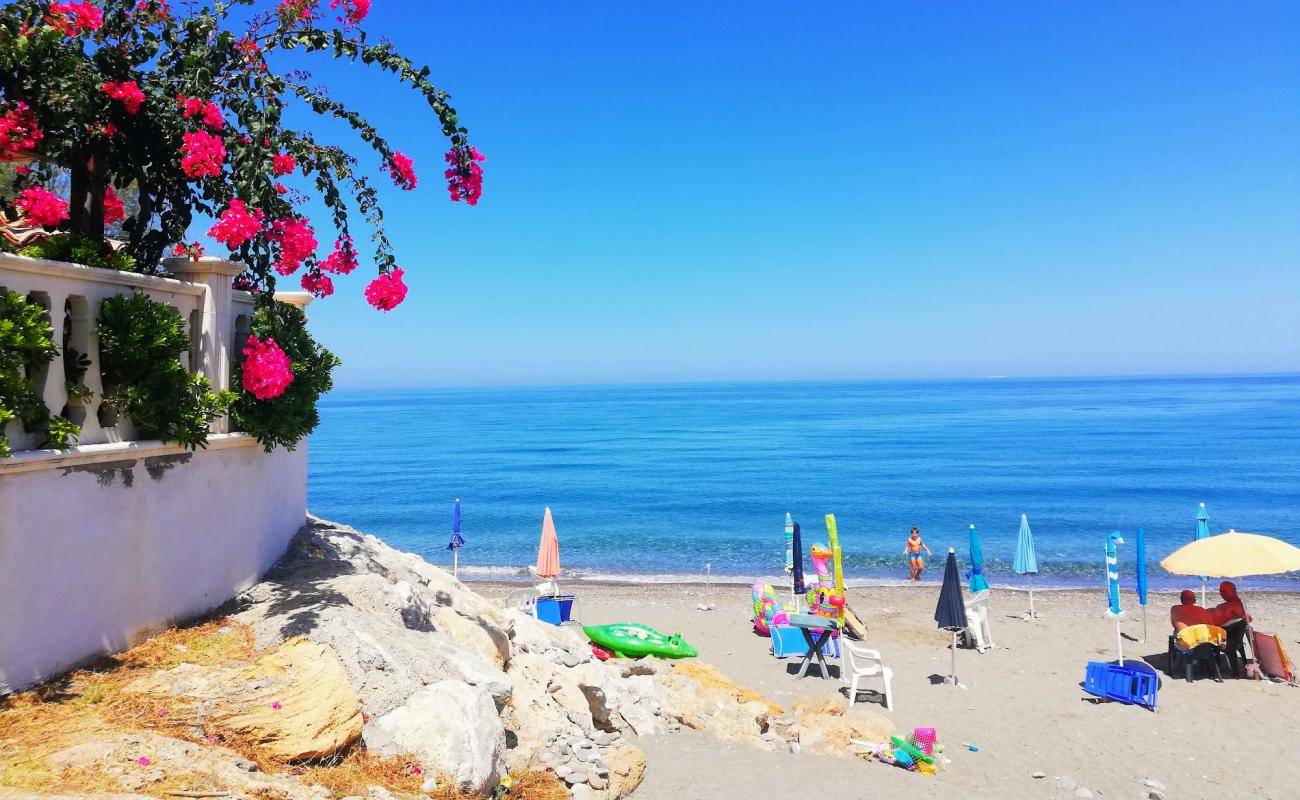 Foto af Mirto beach med gråt sand og småsten overflade