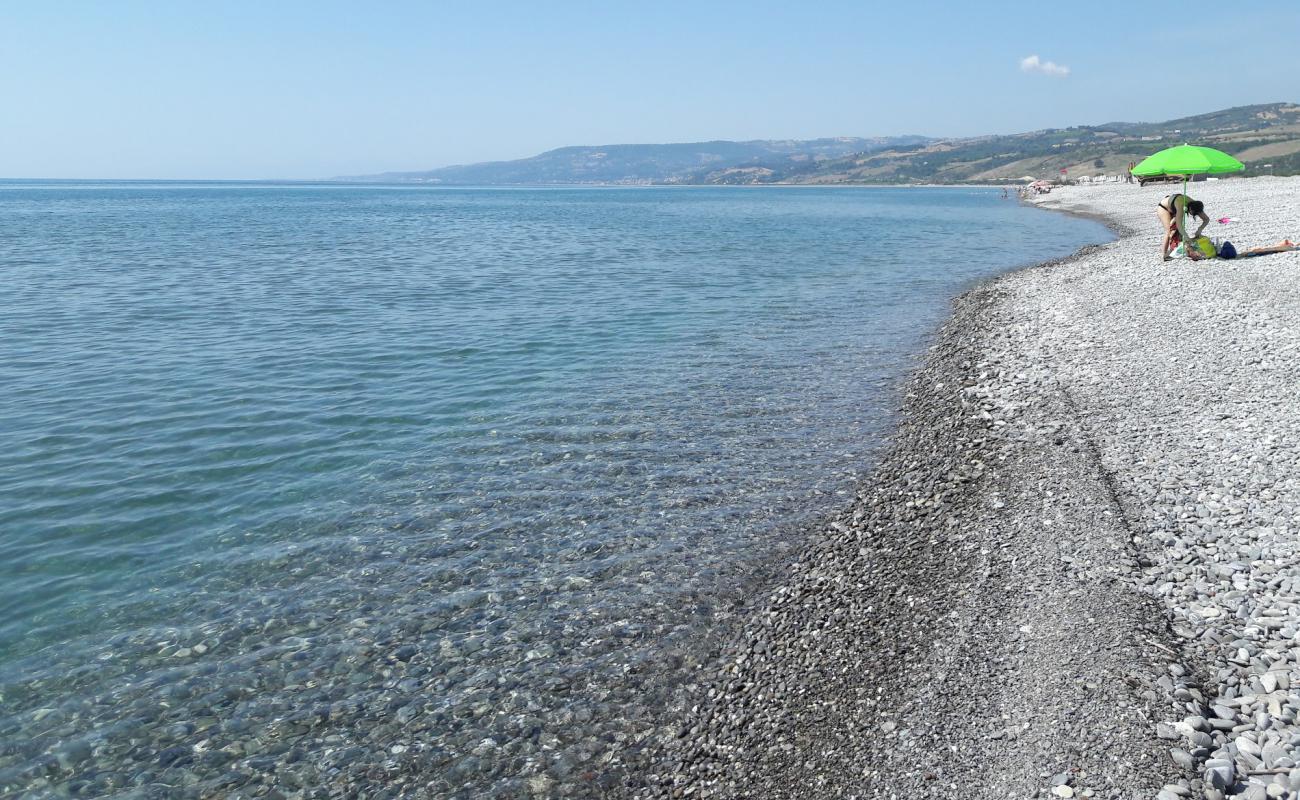 Foto af Spiaggia Rocca Imperiale med grå sten overflade