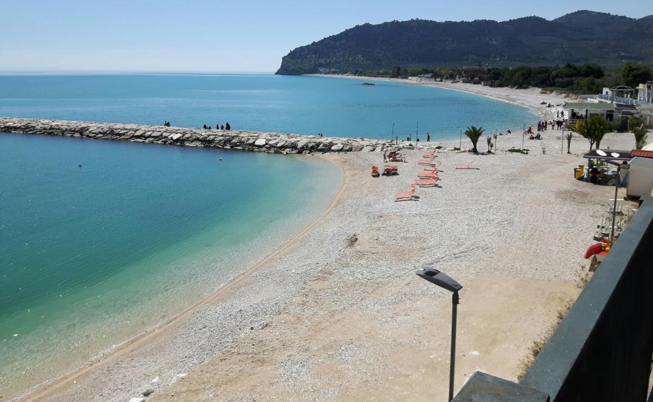 Foto af Spiaggia di Piana di Mattinata med let fin sten overflade