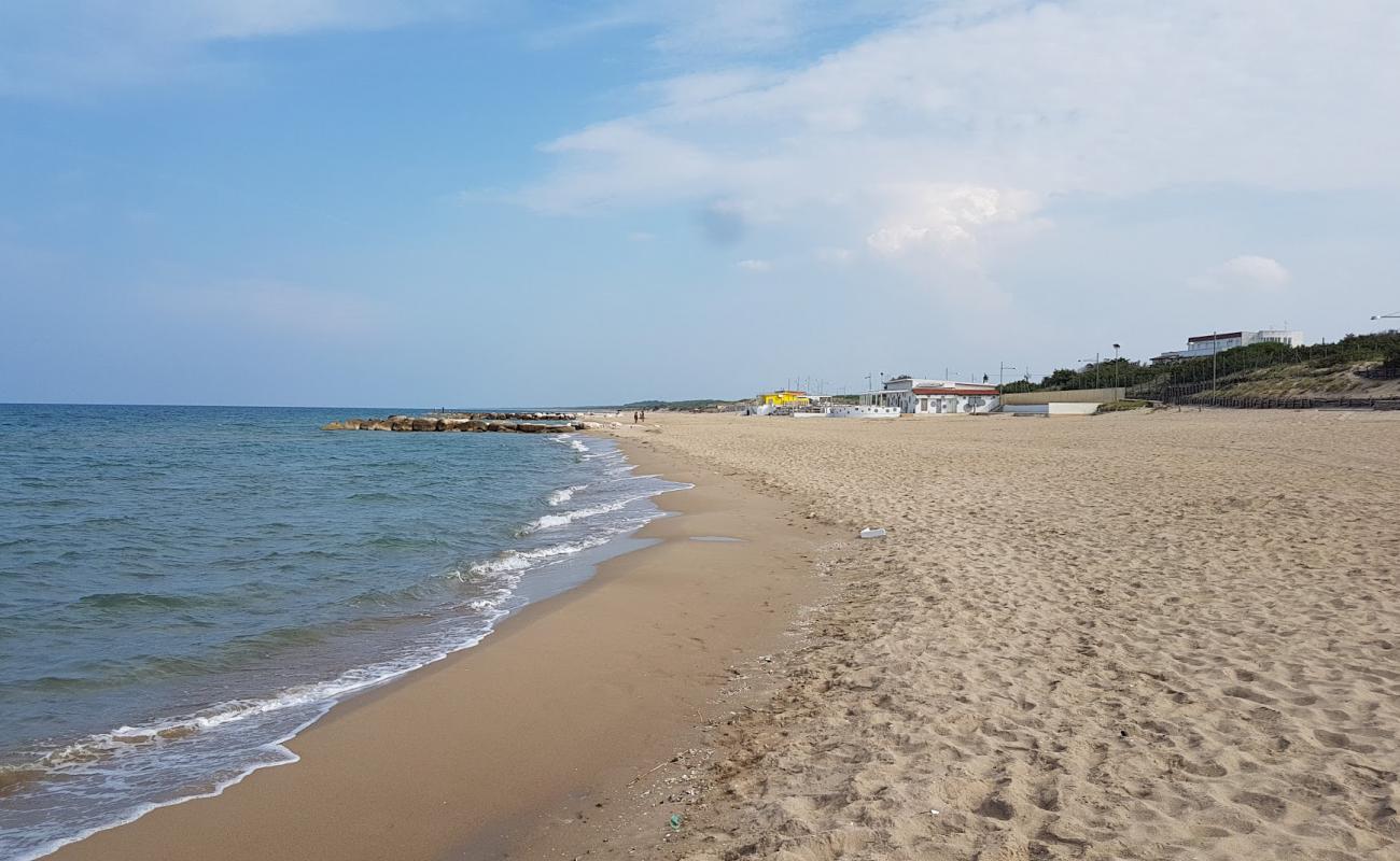 Foto af Marina di Chieuti med brunt sand overflade