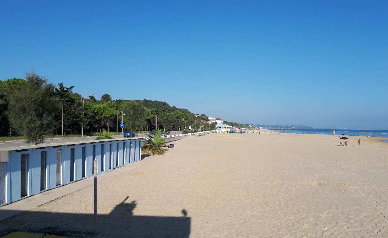 Foto af Spiaggia Le Morge med fin brunt sand overflade