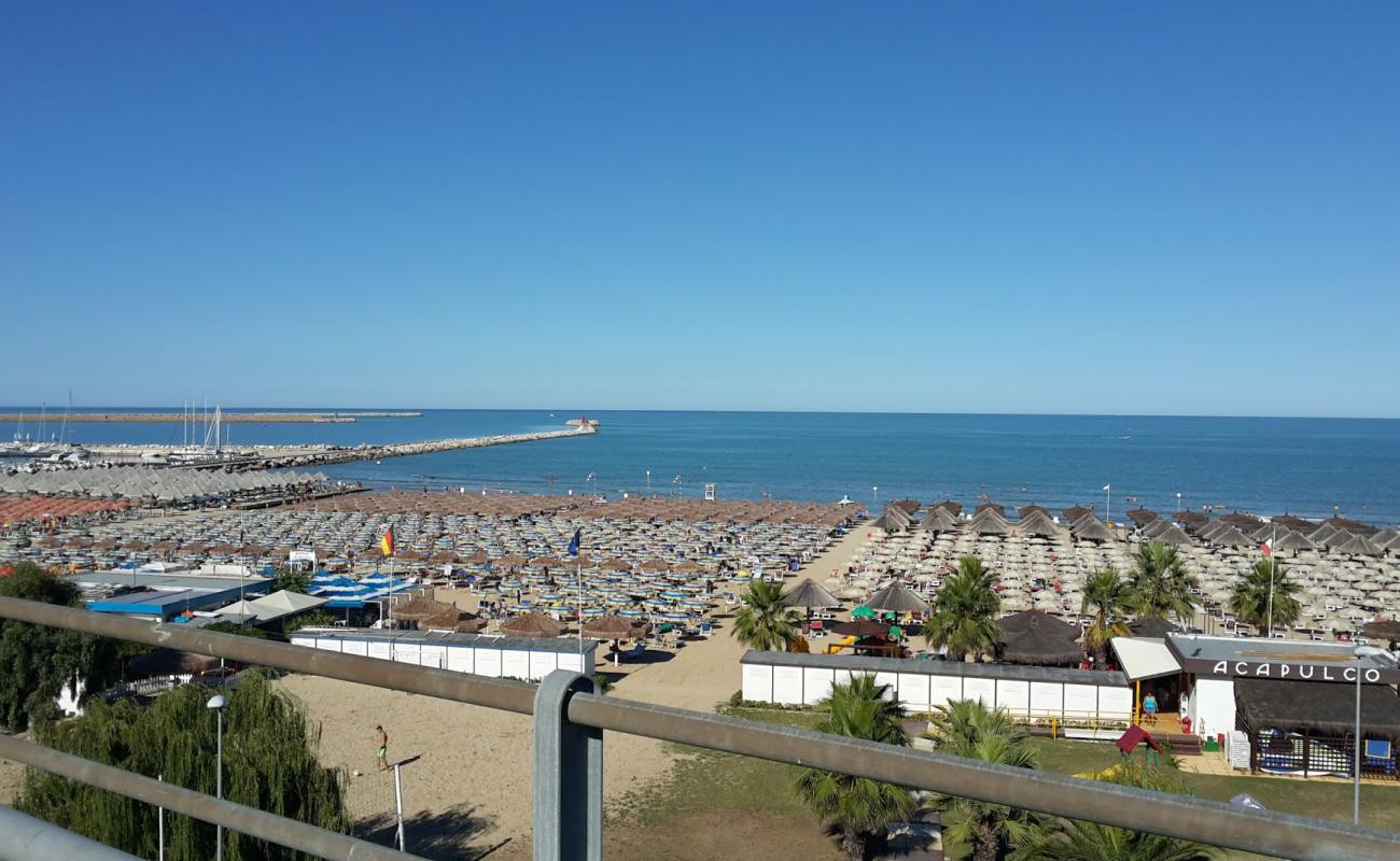 Foto af Lido Saraceni med lys sand overflade