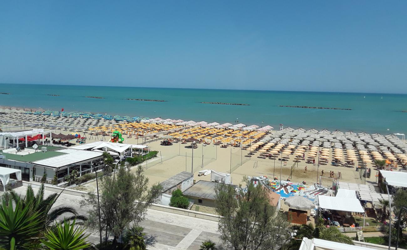 Foto af Spiaggia di Pescara med lys fint sand overflade