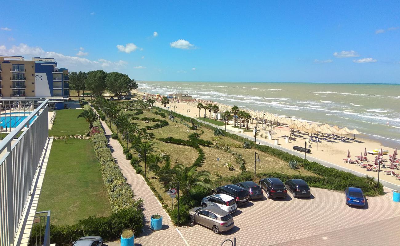 Foto af Spiaggia di Roseto Degli Abruzzi med lys sand overflade