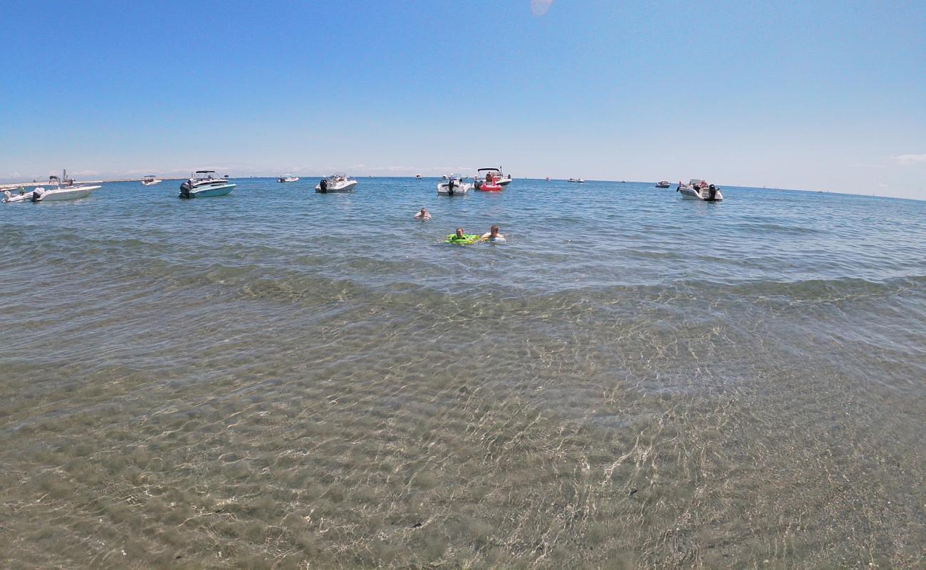 Foto af San Pietro beach med gråt fint sand overflade