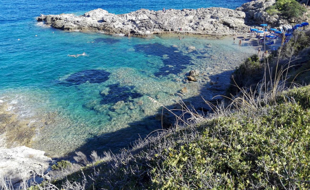 Foto af Capo d'arco med let sand og småsten overflade