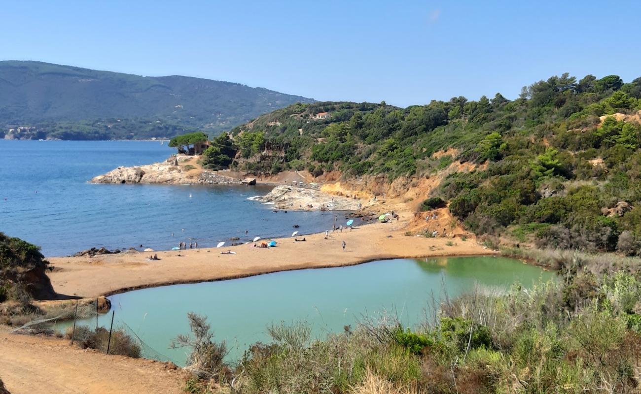 Foto af Spiaggia Di Terranera med lyst sand & sten overflade