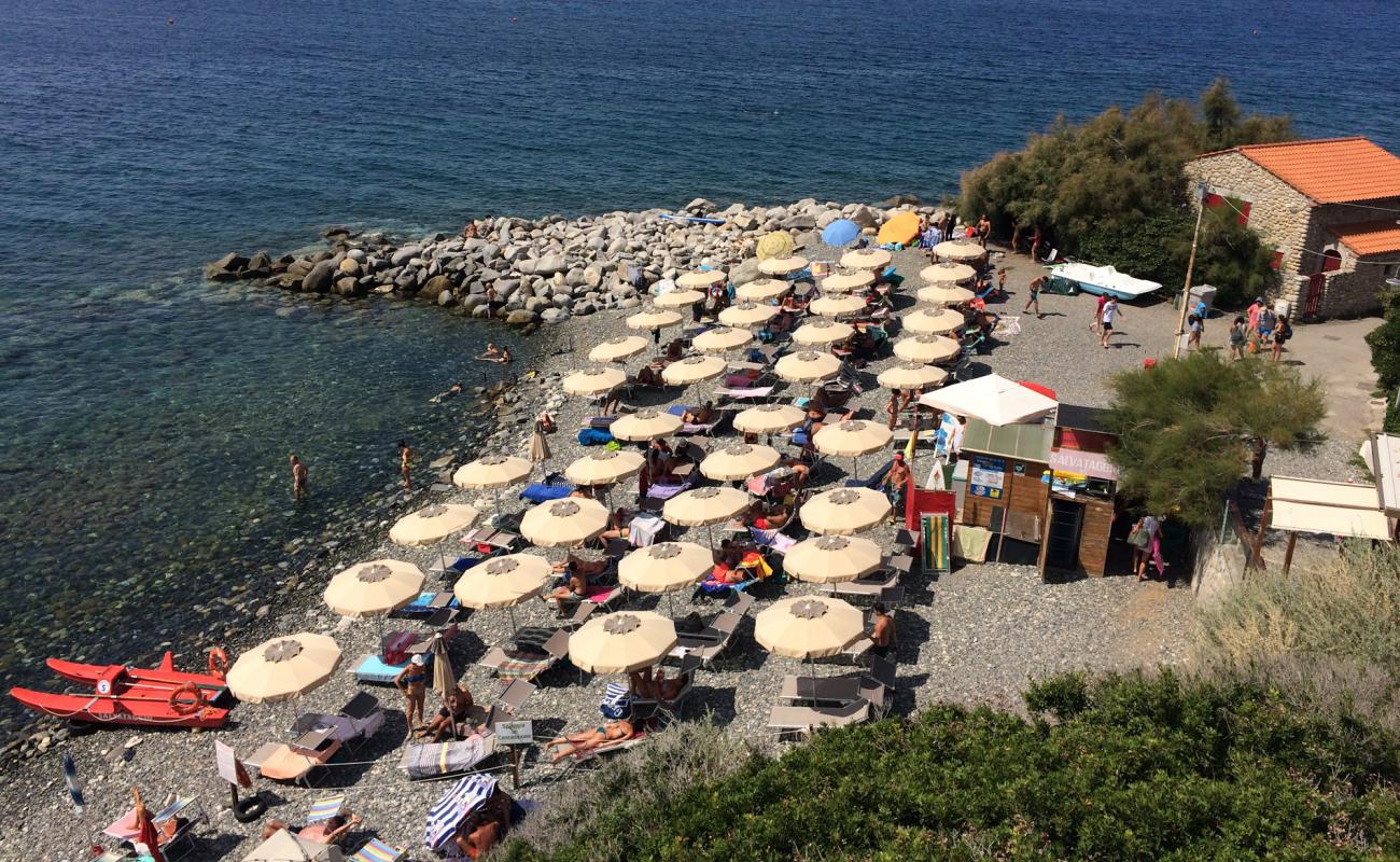 Foto af Spiaggia Del Relitto med sten overflade