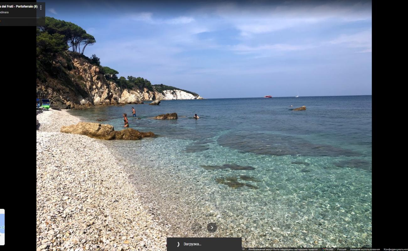 Foto af Cala dei Frati bakket op af klipperne