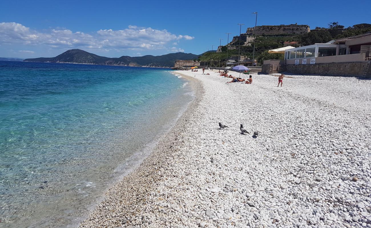 Foto af Spiaggia delle Ghiaie med hvid fin sten overflade