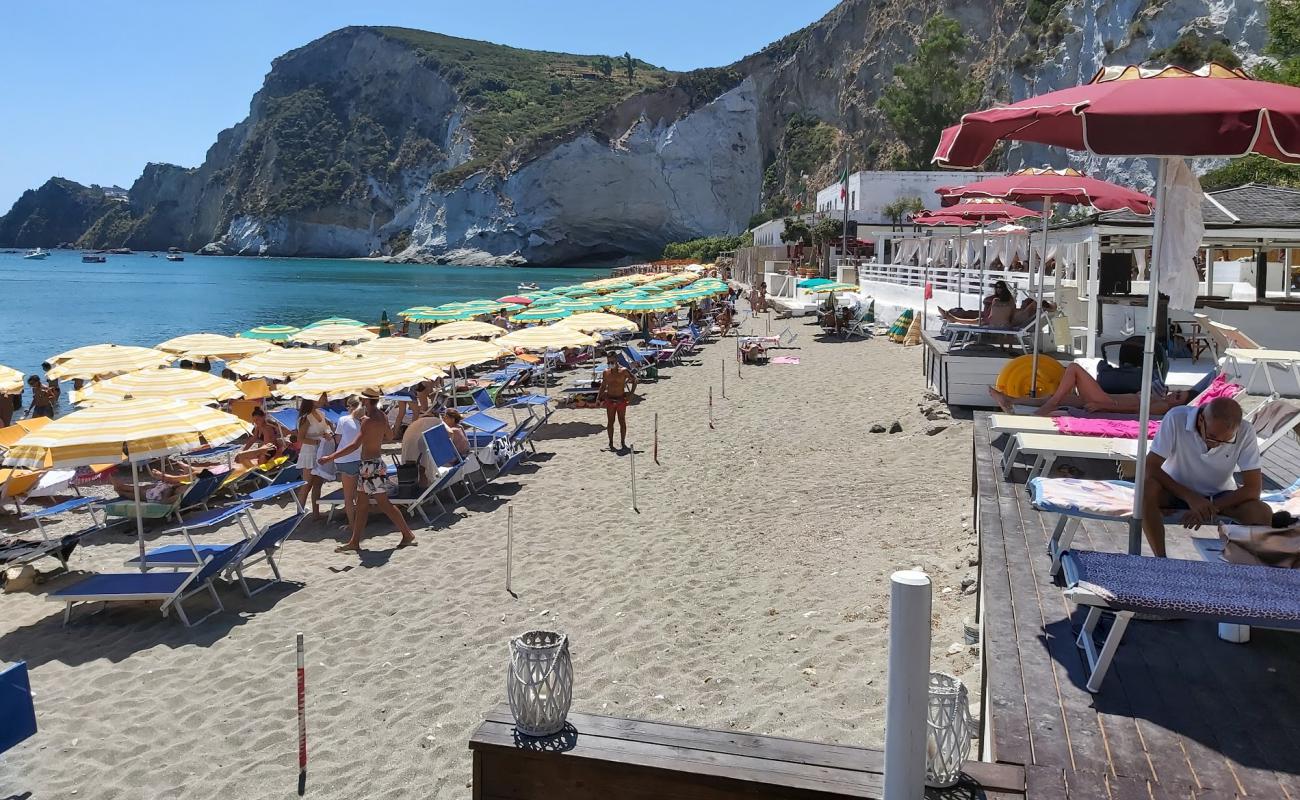 Foto af Frontone beach med grå fin sten overflade