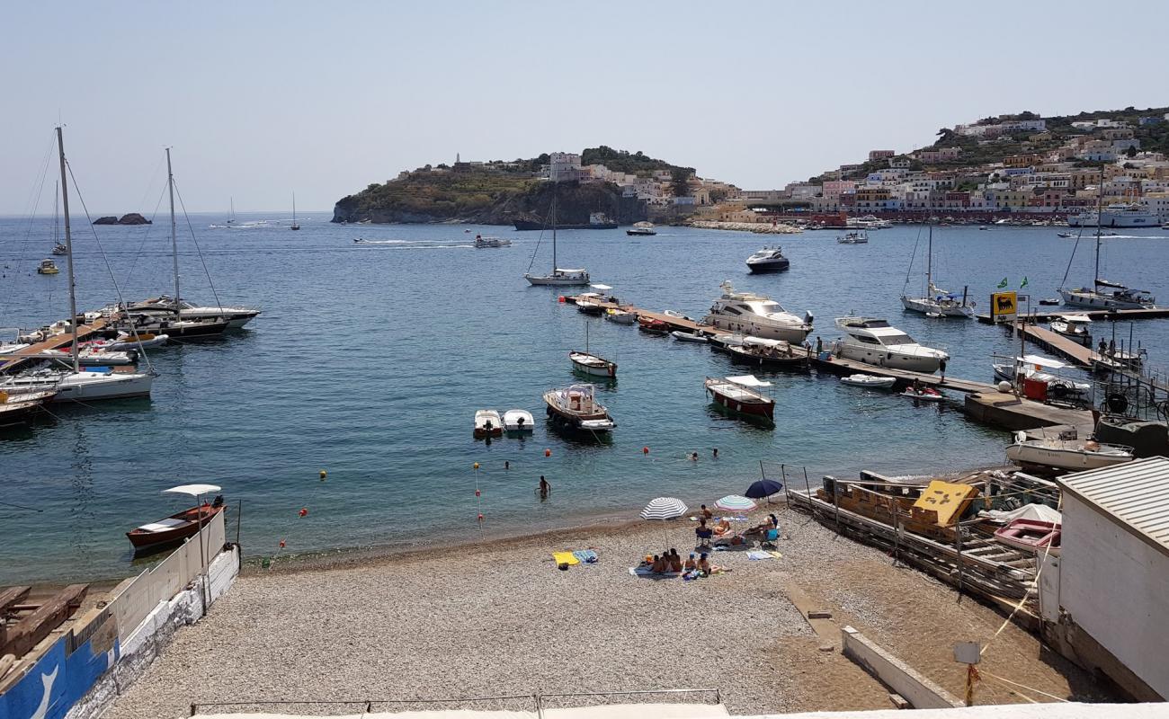 Foto af Spiaggia di Santa Maria med let sand og småsten overflade