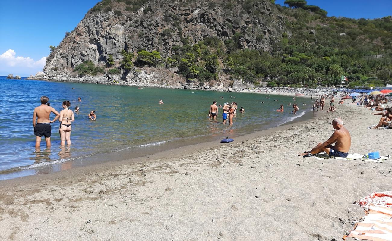 Foto af San Montano Strand med lys sand overflade