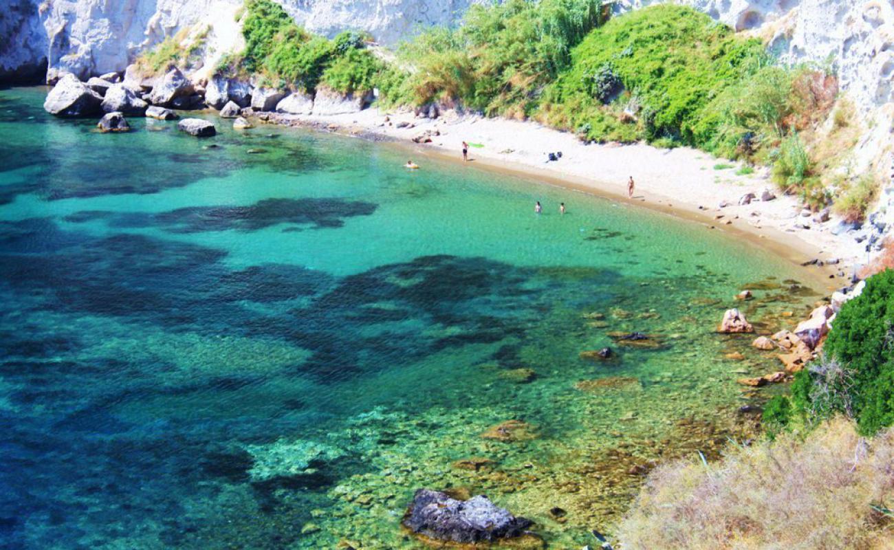 Foto af Spiaggia di Varulo med lys sand overflade