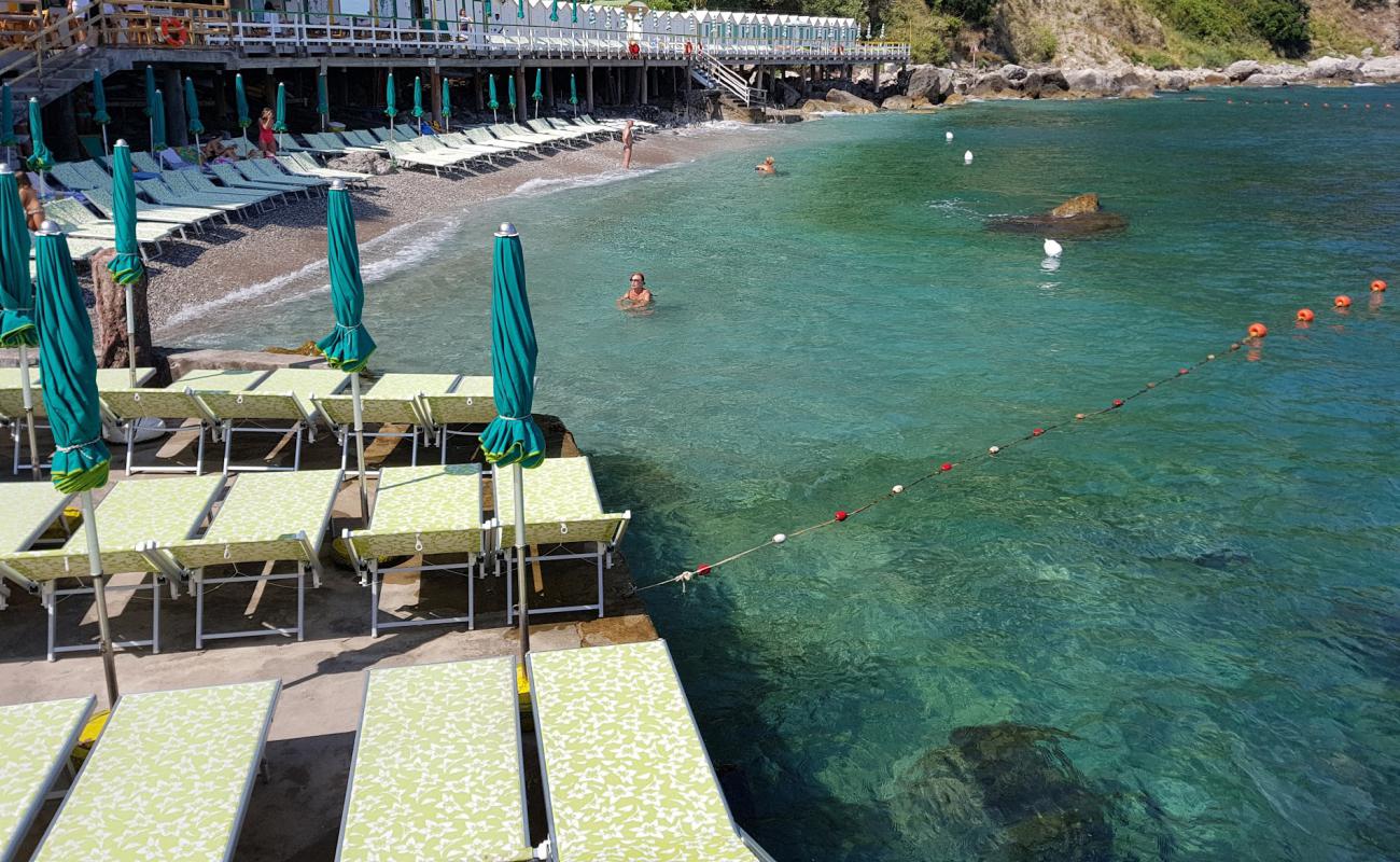 Foto af Bagni di Tiberio med hvid sten overflade