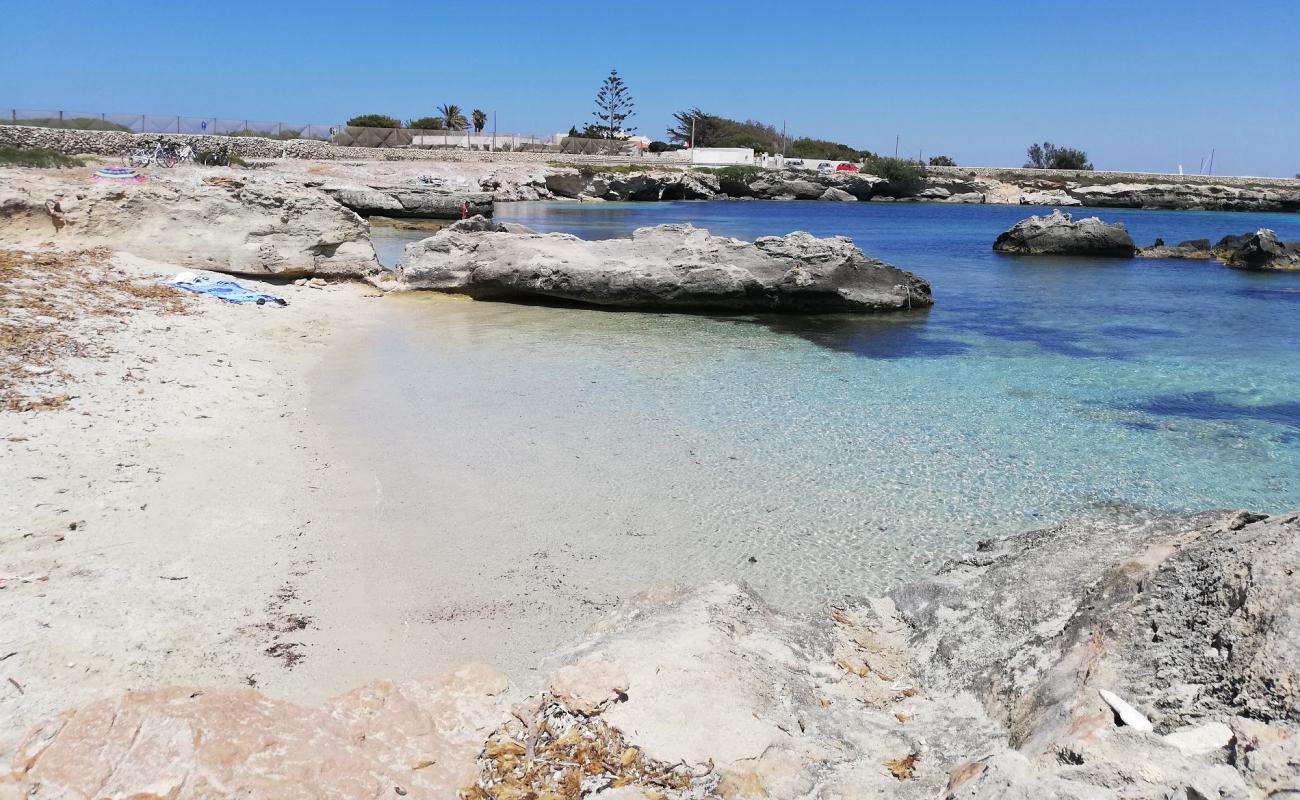 Foto af Calamoni beach med lys sand overflade