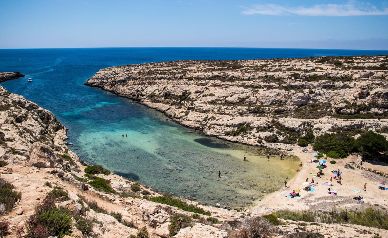 Foto af Cala Galera med lys sand overflade