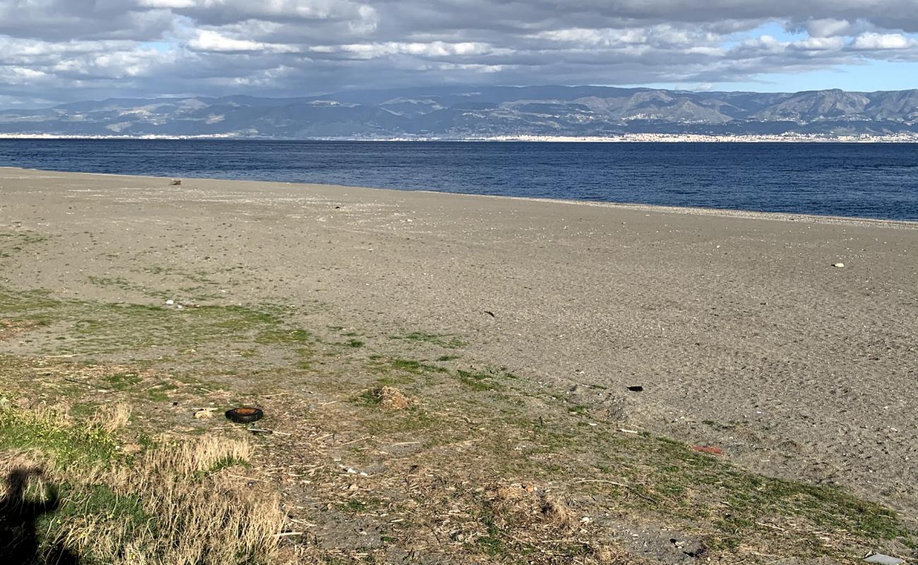 Foto af Contrada Runci med gråt sand og småsten overflade