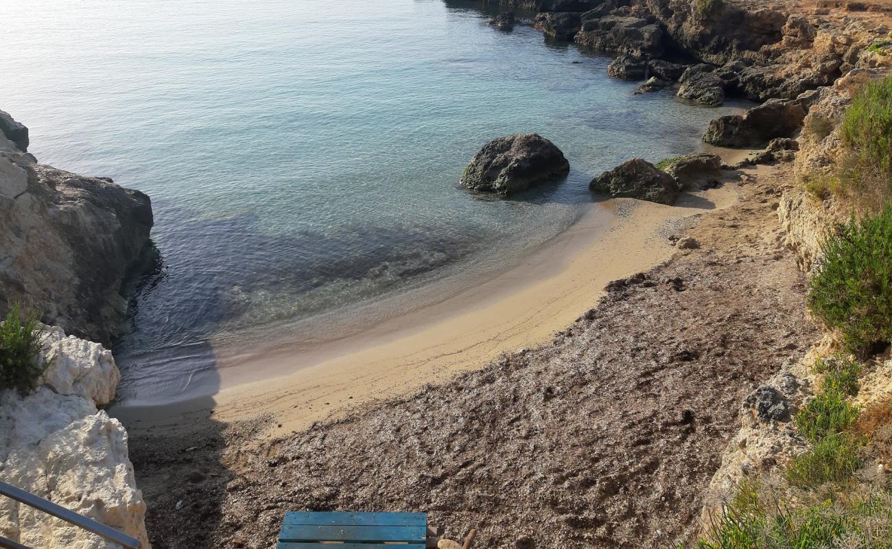 Foto af Playa Ognina med grå sand overflade