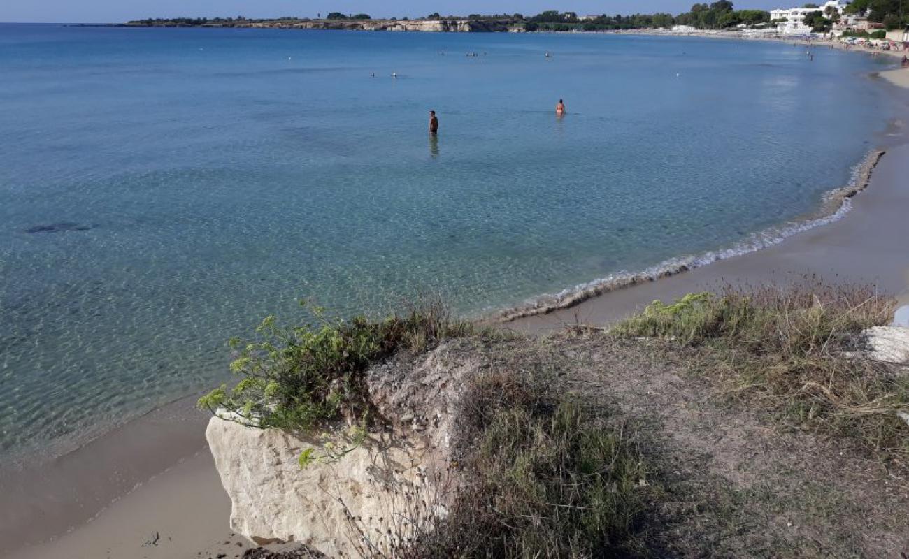 Foto af Fontane Bianche II med fin brunt sand overflade