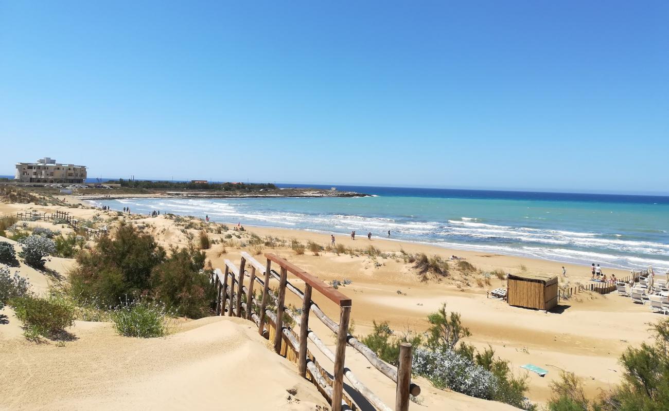 Foto af Marina di Modica med lys fint sand overflade