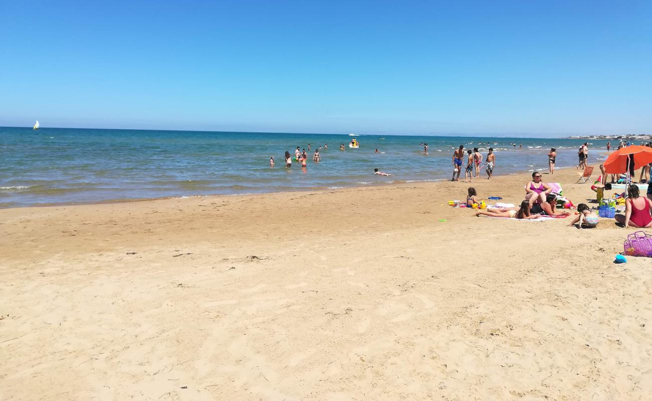 Foto af Spiaggia La Lanterna med lys fint sand overflade