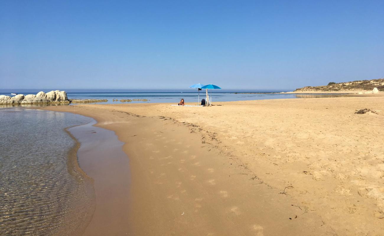 Foto af Spiaggia Cannicella med lys fint sand overflade