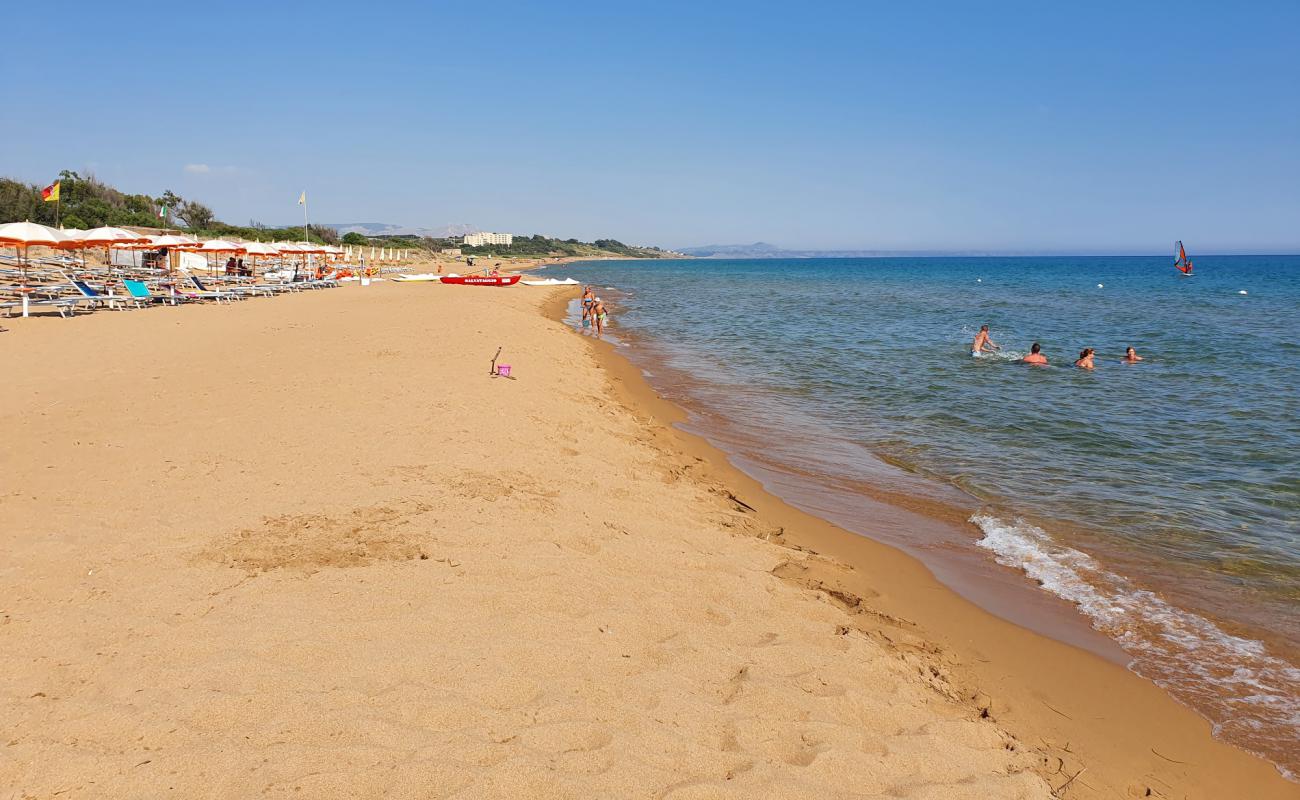 Foto af Spiaggia La Pineta med lys fint sand overflade