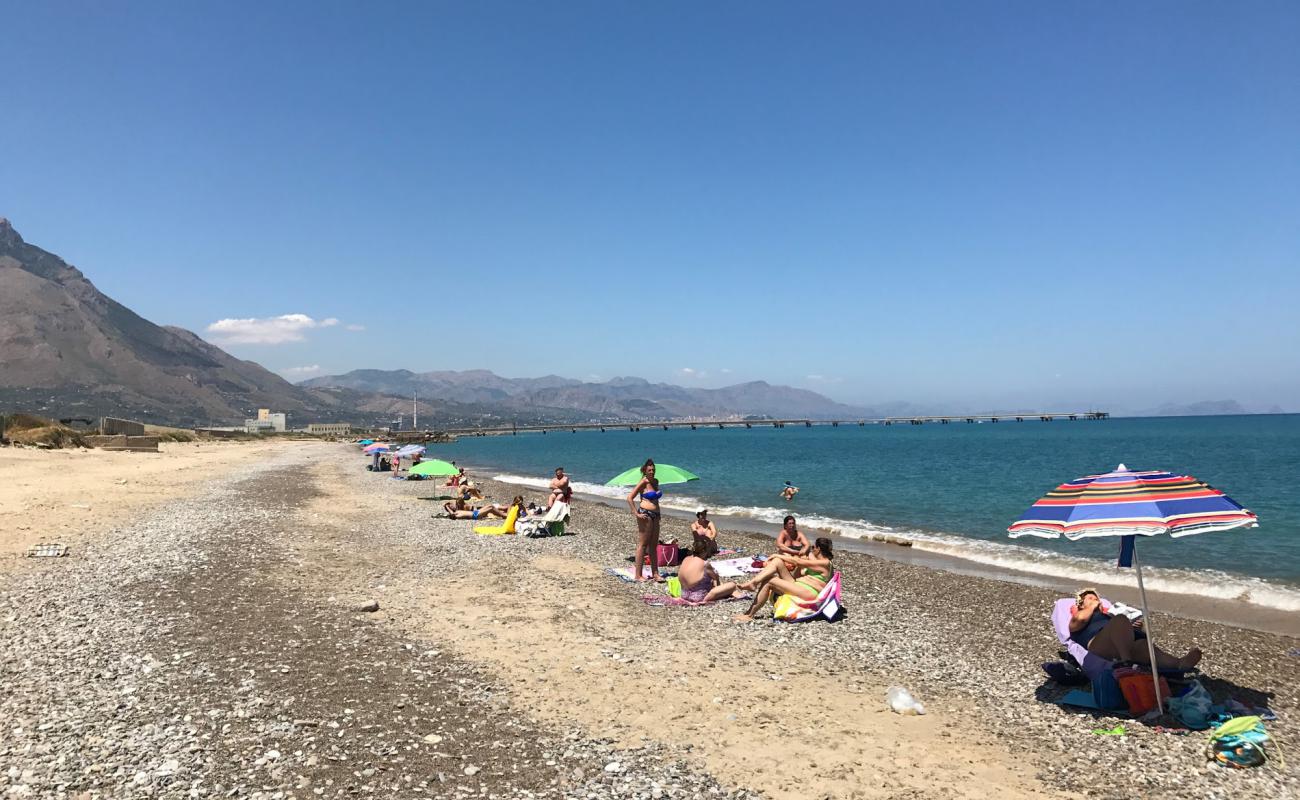 Foto af Torre Battilamano beach med let sand og småsten overflade