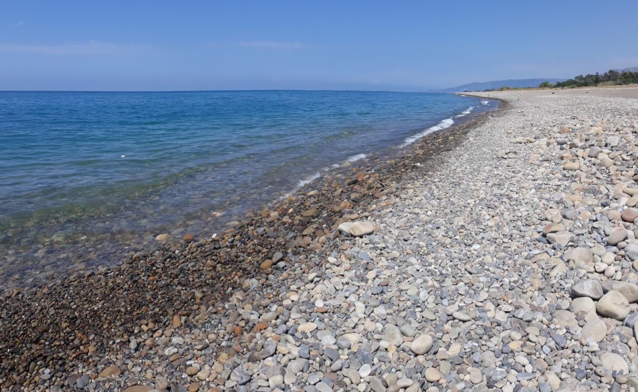 Foto af Acquedolci beach med gråt sand og småsten overflade