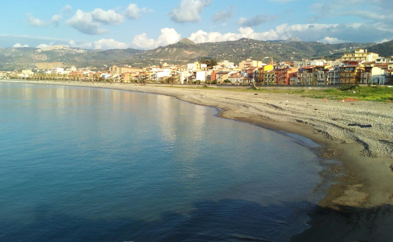 Foto af Sant'Agata di Militello med gråt sand og småsten overflade