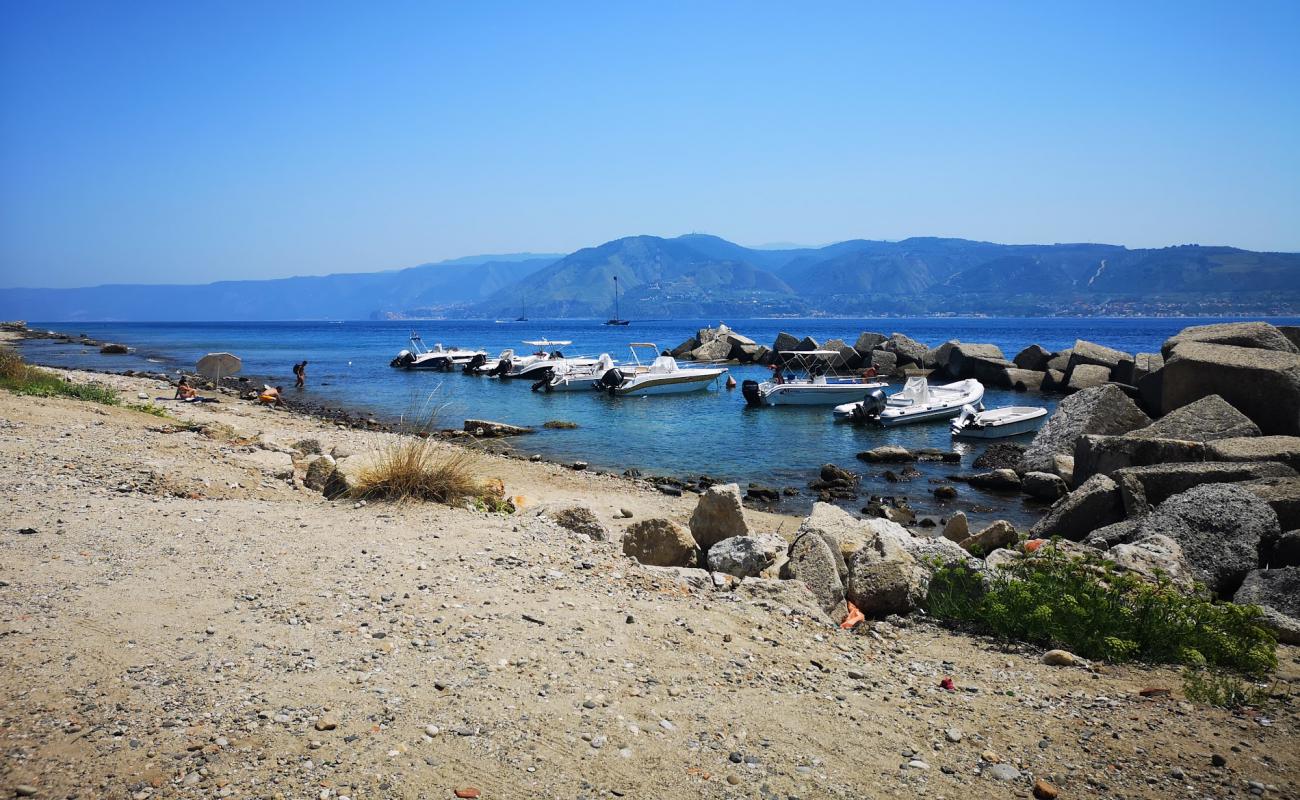 Foto af Torre Faro Messina med gråt sand og sten overflade