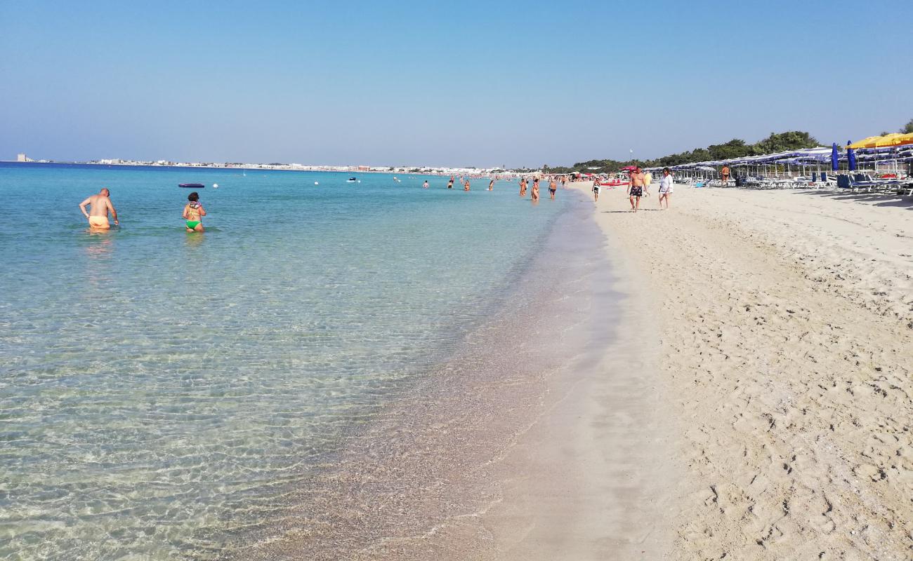 Foto af Spiaggia di Torre Lapillo med lys fint sand overflade