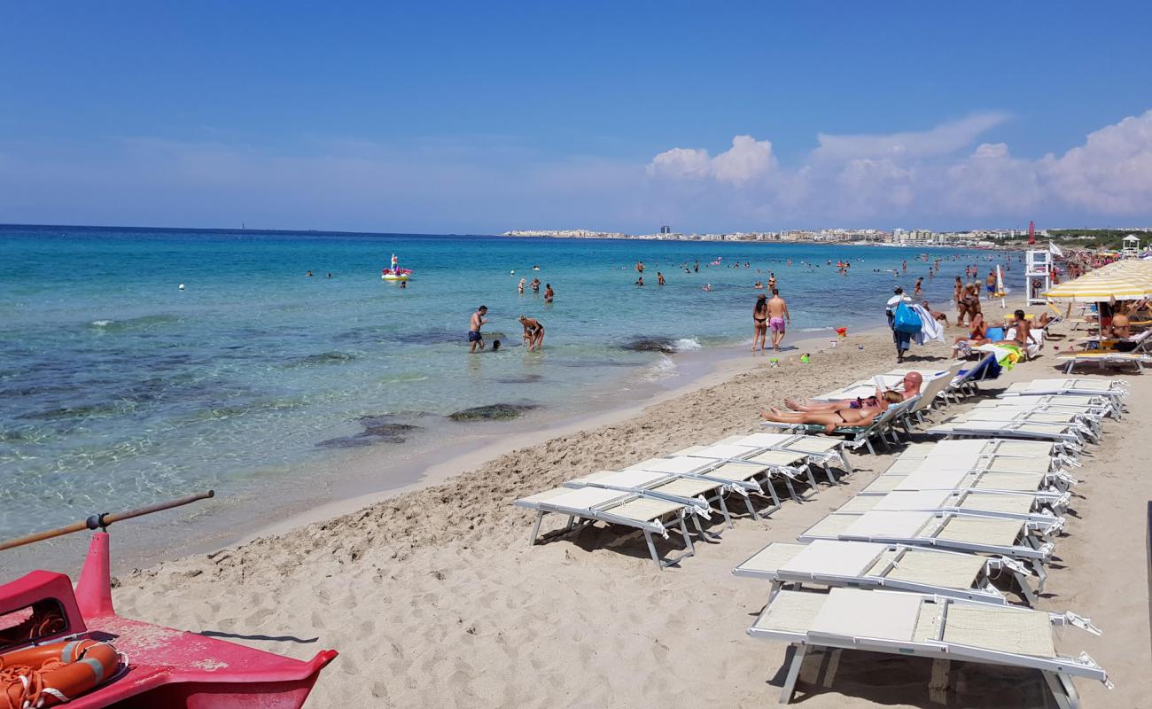 Foto af Spiaggia di Baia Verde med lys sand overflade