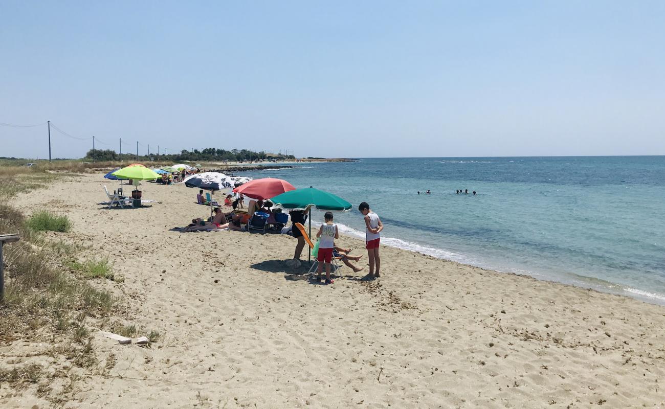 Foto af beach of Paduli med lys sand overflade