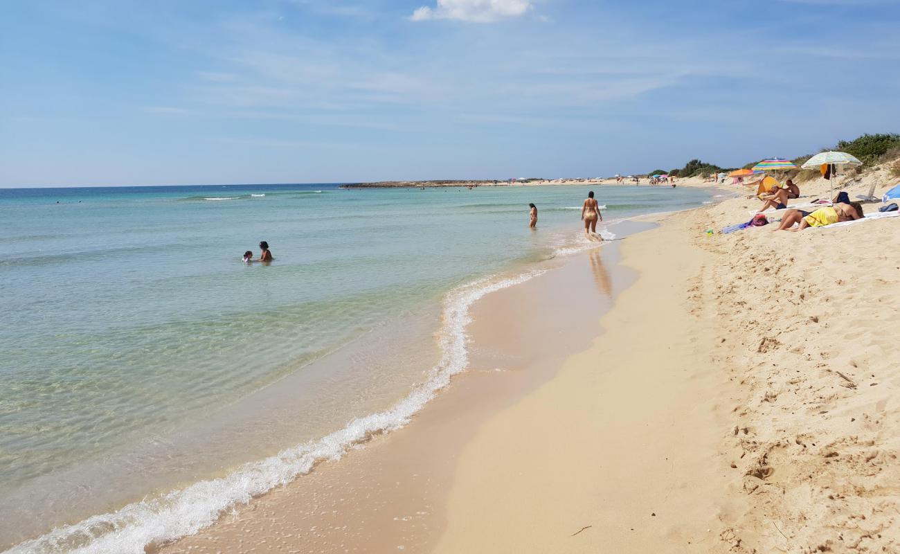 Foto af Punta Macolone beach med lys fint sand overflade