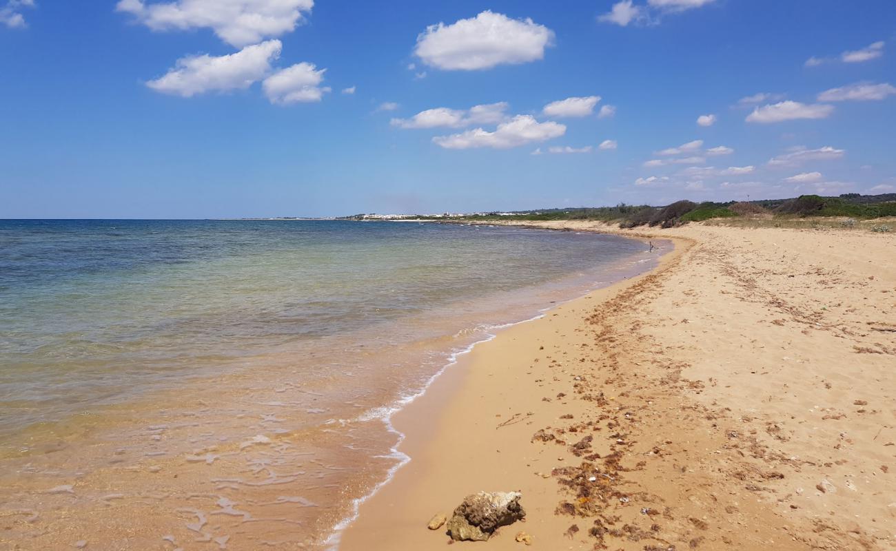 Foto af Spiaggia dell'Isola della Fanciulla med lys sand overflade