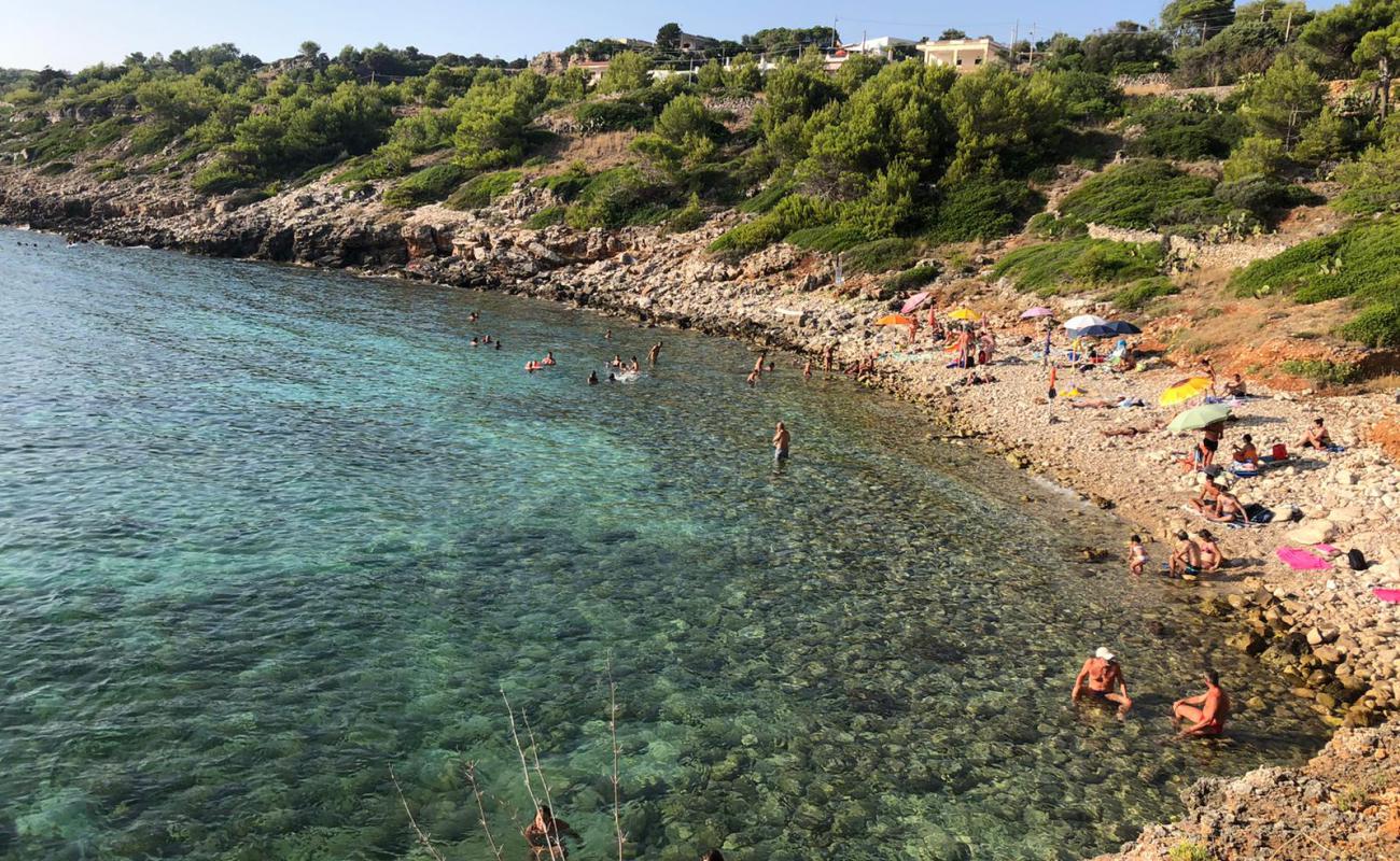 Foto af Spiaggia di Marina di San Gregorio med sten overflade