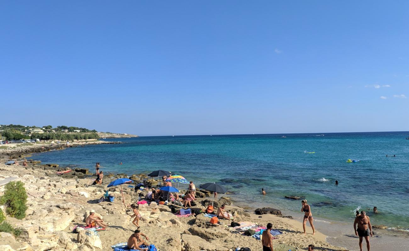 Foto af Felloniche Spiaggia med lyst sand & sten overflade