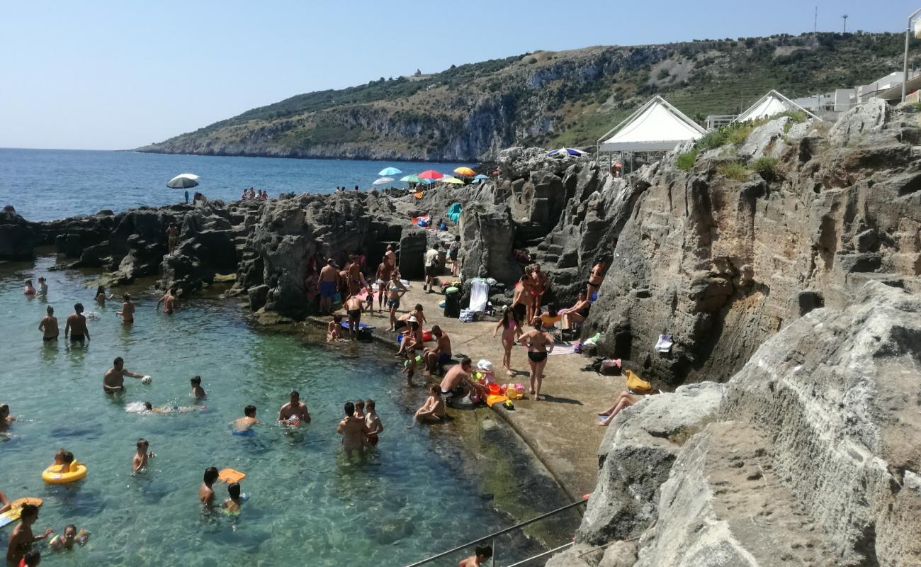 Foto af Spiaggia e Piscina Naturale di Marina Serra med sten overflade