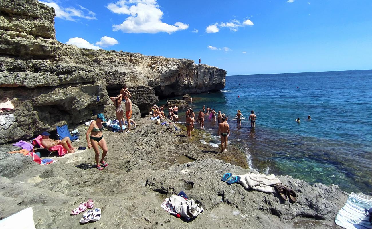 Foto af Spiaggia della Grotta Verde med sten overflade