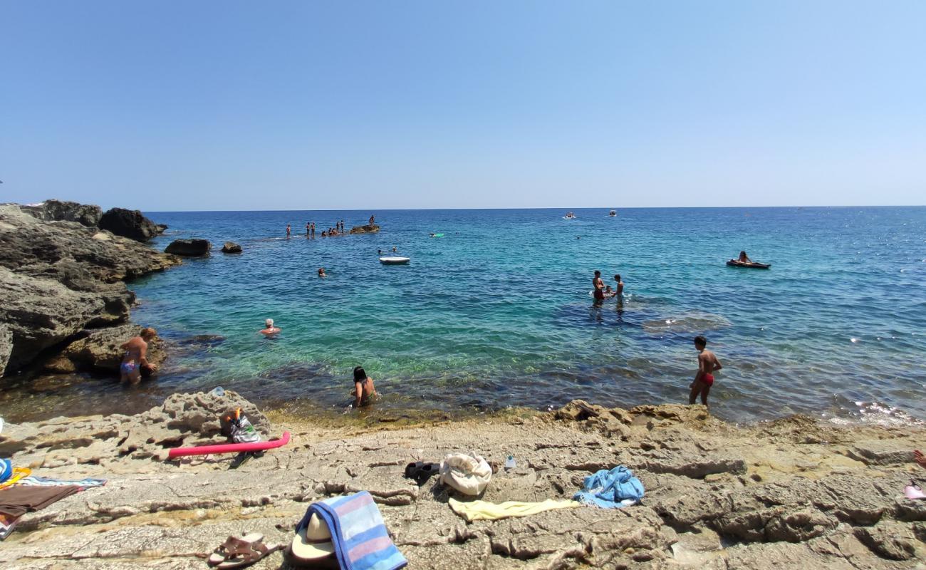 Foto af Spiaggia di Chianca Liscia med sten overflade