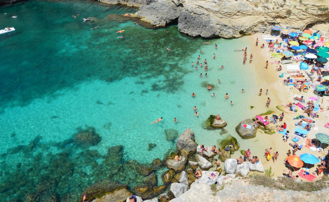 Foto af Spiaggia di Porto Miggiano med lys fint sand overflade